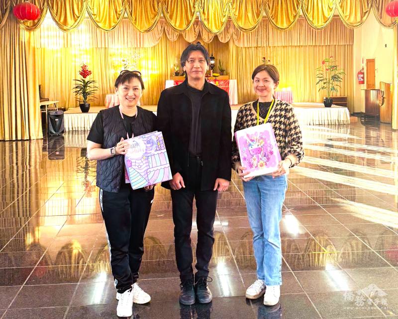 新堡中文學校校長劉權毅致贈禮品予兩位文化講師