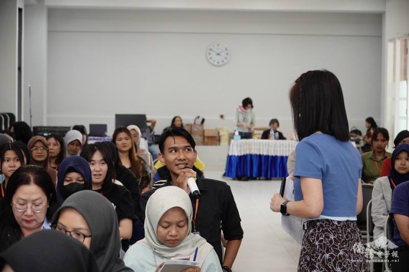 老師陳盈樺與學生互動，鼓勵發言分享對臺灣文化的認識