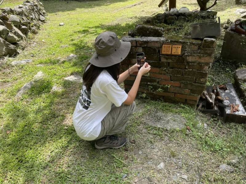 林業及自然保育署台中分署推出「聽說這裡有座八仙山」自導式導覽服務，民眾透過手機掃描園區QR Code可開啟語音導覽服務。（林業及自然保育署台中分署提供）