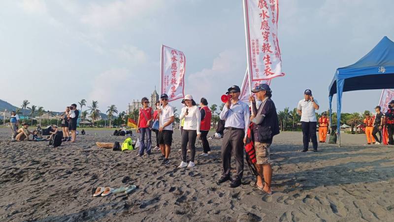 海委會海安處洪挬論處長於旗津海水浴場進行海域遊憩安全宣導