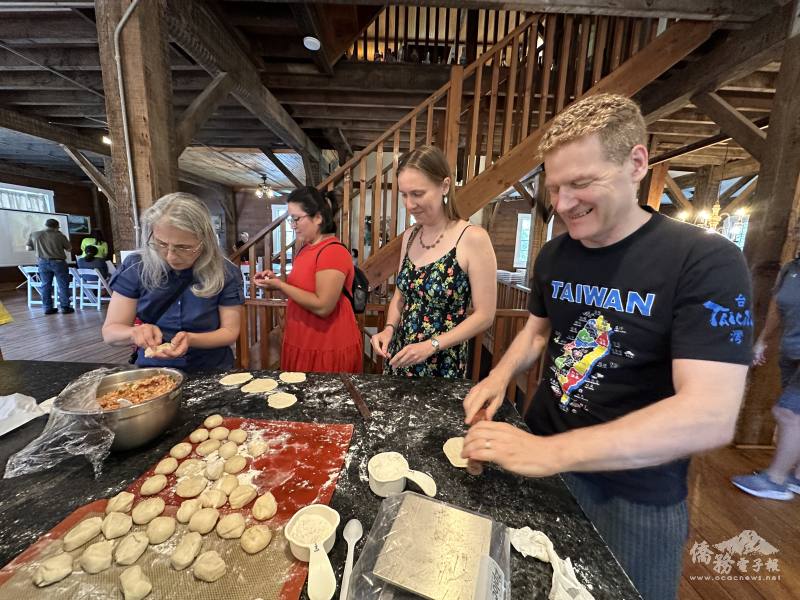 參與學員一同體驗包餃子的樂趣