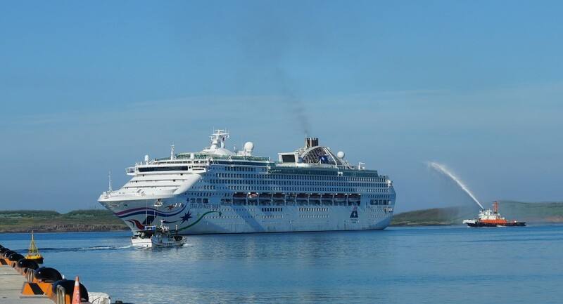 麗星郵輪領航星號（STAR VOYAGER）1日清晨彎靠澎湖馬公港，澎湖縣政府安排港口拖船進行噴水迎賓