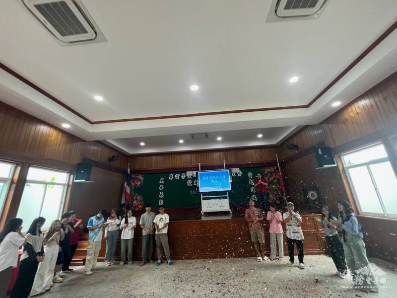 校友齊聚放禮花宣告華雲校友會成立