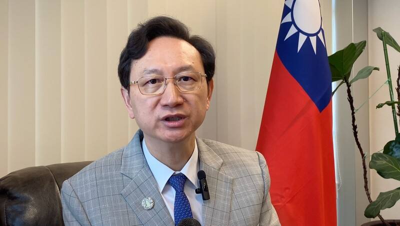 駐新加坡代表童振源向中央社分享，分散進口來源、建立海外農業基地、強化本地農業生產與支持本地生產者，是新加坡強化糧食安全的戰略方向；來自台灣的企業也參與其中、帶動就業與技術移轉，是科技創新與糧食安全相結合的典範