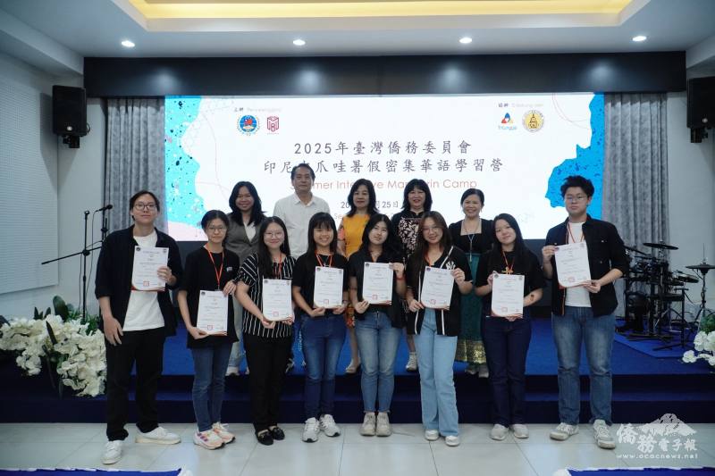 結業典禮上，學員代表獲頒華語學習營結業證書