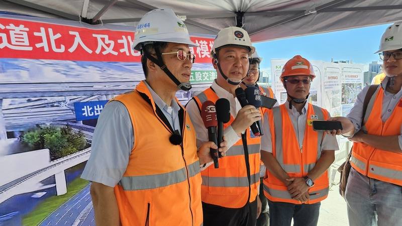 交通部長陳世凱（右2）視察「國道1號五股交流道增設北入及北出匝道改善工程」表示，北出匝道可望10月完工，通車後，民眾就能有交通改善的明顯感受