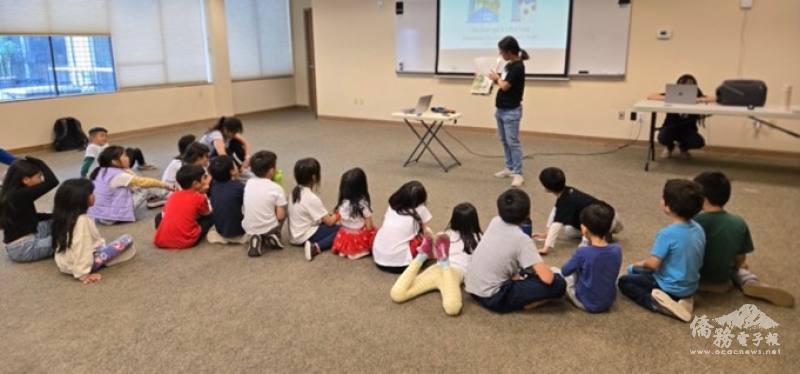 學員們認真聽臺語講古