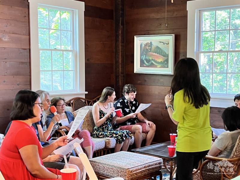 學員一齊合唱〈對面的女孩看過來〉