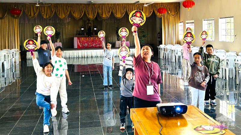 老師洪嫦嚀將民間藝陣角色「婆姐」與電音節奏融合，搭配Q版道具，加深對臺灣傳統舞蹈之認識與情感連結。