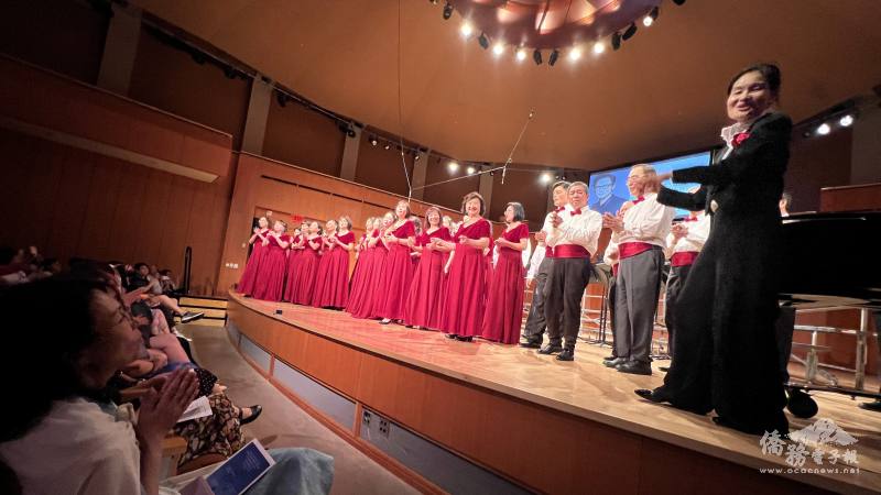 最後一首由團員輪流和觀眾互動，並合唱〈明天會更好〉