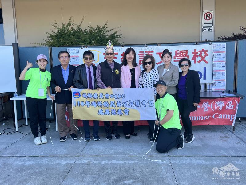 貴賓合影，僑務委員陳陽明(左2)、魏德珍(右2)、莊雅淑(右4)及葉雲河(左4)