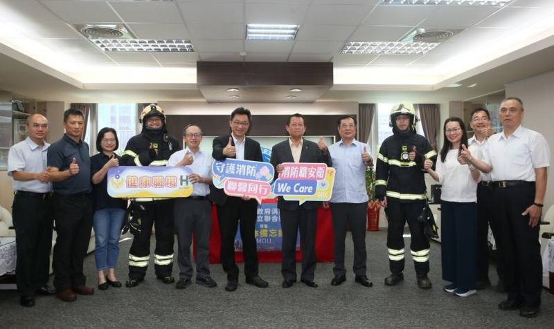 台北市消防局2日和台北市立聯合醫院簽署合作備忘錄，希望藉由雙方合作，更加完善消防人員健康管理及照護機制。（台北市消防局提供）