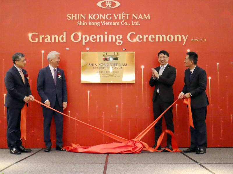 越南新光責任有限公司為新光人壽全資子公司，1日在河內市舉行開幕儀式。新光人壽總經理黃敏義（左起）、董事長魏寶生及越南新光公司董事長張哲維、總經理邢謙義出席揭牌