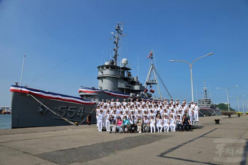 大岡、永陽軍艦除役典禮後，海軍官兵與歷任艦長、退伍袍澤共同合影，見證榮耀時刻。（青年日報提供）