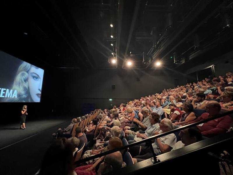 影展共同藝術總監Sylvie Pras於「麻將」映前向滿場觀眾致詞（巴文中心提供）