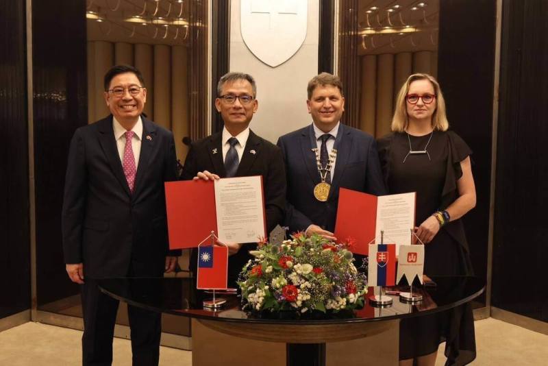 台北市副市長張溫德（左2）與布拉提斯拉瓦舊城區市長瓦加奇（Matej Vagač）（右2）6月30日簽署合作瞭解備忘錄，駐斯洛伐克代表李南陽（左1）、斯洛伐克國會議員克萊納特（Dana Kleinert）（右1）現場見證。（駐斯洛伐克代表處提供）