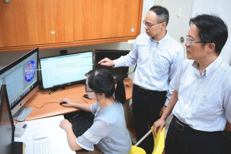 中央大學和台北榮民總醫院組成的團隊發現與憂鬱症狀與治療反應相關的關鍵腦波指標，有望應用於個人化精神健康照護，盼改善重度憂鬱症患者症狀。（中央大學提供）