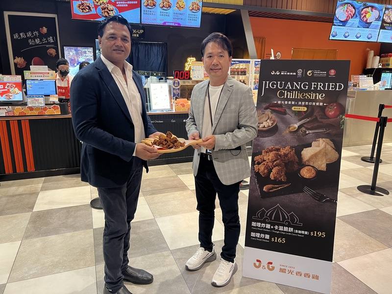 時序入炎夏，多家中市餐飲及飯店業者推出多款結合國際元素美食，其中有本土連鎖炸雞業者與印度餐廳合作，即日起推出聯名新品「咖哩炸雞」，結合卡滋脆餅、咖哩沾醬套餐組合供選擇