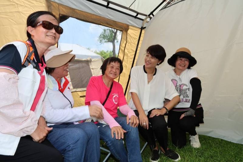 南投縣政府2日舉辦全縣26處防災公園揭牌典禮，同時演練震災避難收容，南投縣長許淑華（右2）體驗「性別友善寢」等各類帳篷，持續提升南投全縣災害應變收容能力與整體環境。（南投縣政府提供）