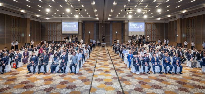 總統和出席人員合影