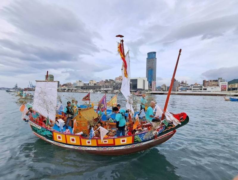 登錄為基隆市民俗無形文化資產的社靈廟「和平島王爺海上遊江」將於6日登場，當天一早從和平島正濱漁港出發，由王船率領漁船船隊遊港，下午抵達基隆港，以不靠岸方式繞行港內祈福，接著返回社靈廟。（尹德根提供）