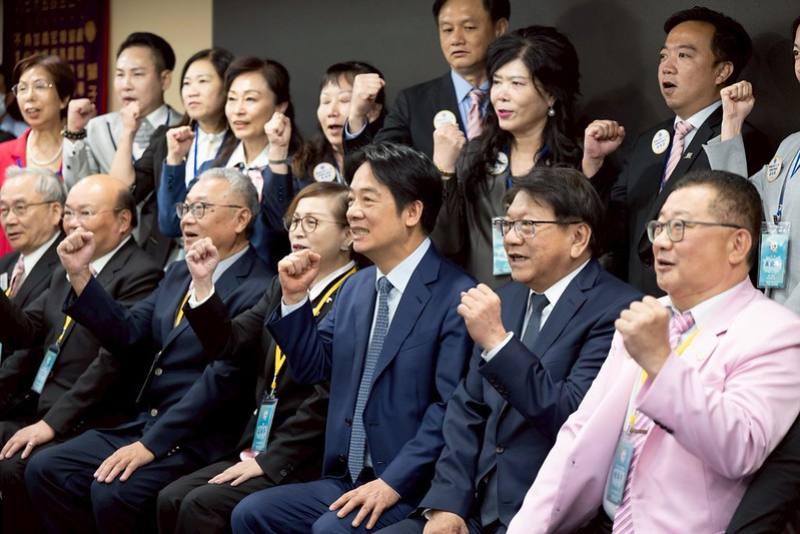 總統與出席貴賓合影