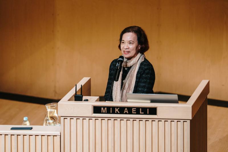 2025芬蘭米凱利市Festival X Mikkeli藝術節以「台灣」為藝術節主題之一，邀請高雄市文化局副局長簡美玲（圖）1日在「台灣商橋」交流會上舉行演講，介紹高雄市交響樂團與高雄市國樂團2個專業樂團。（高市國提供）