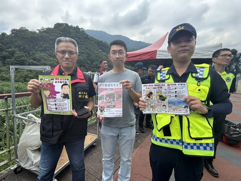 新竹縣尖石鄉公所2日辦理水蜜桃行銷推廣活動，現場除展示正當時的可口水蜜桃，讓民眾認識如何分辨品種外，橫山警分局尖石分駐所也到場宣導反詐與交通安全等