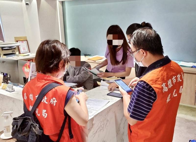 高雄演唱會帶動觀光與住宿，高雄市政府觀光局啟動稽查旅宿房價專案，6月稽查87家次，其中「麗隆商旅」等業者有違規取消訂房、超收房費等，依法開罰。圖為觀光局派員稽查麗隆商旅情形。（高雄市觀光局提供）