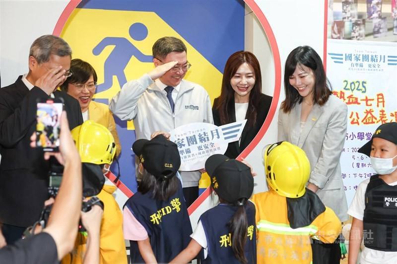 Premier Cho Jung-tai (back row, center). CNA photo July 2, 2025