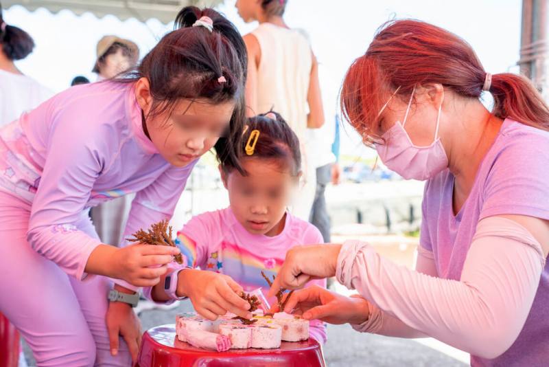 新北市漁業處表示，暑假期間舉辦「珊瑚小學堂」及「和美海之家」活動，讓孩童體驗移植珊瑚，深入瞭解東北角海域中絢麗多樣的珊瑚生態。（新北市漁業處提供）