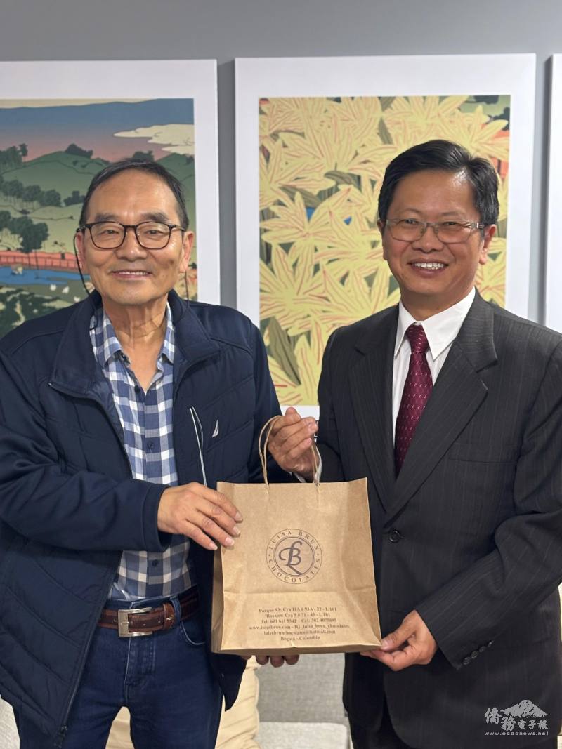 駐哥倫比亞代表處代表朱盛鴻與臺商會副會長潘振中合影