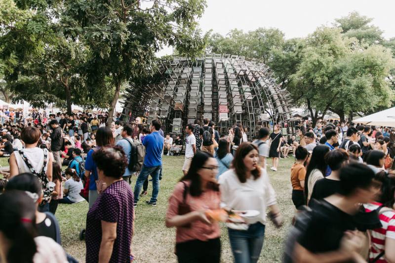 高雄駁二藝術特區裝置藝術「椅子樂譜」蒐集來自10多所學校汰換下的1032張舊課椅，結合金屬構件，構築出雙層半球體裝置，在大義公園佇立近10年，7月底將拆除。（駁二藝術特區提供）