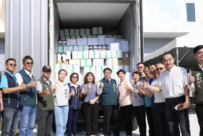 台南台灣鯛產品獲新加坡外銷訂單，市長黃偉哲（左7）等人，2日出席在將軍智慧水產加工及物流運籌中心舉行的啟運儀式。（台南市政府提供）