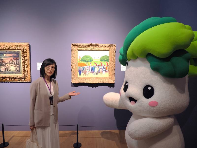 故宮余佩瑾副院長和小翠一起欣賞奧古斯特·雷諾瓦的名作〈海灘上的人物〉