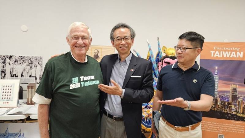 加拿大安大略省牛津郡省議員何德孟（Ernie Hardeman，左）身穿Team Taiwan T恤，與駐多倫多台北辦事處長梁毅鵬（中）、多倫多僑教中心主任藍柏青（右）合影。（駐多倫多台北辦事處提供）