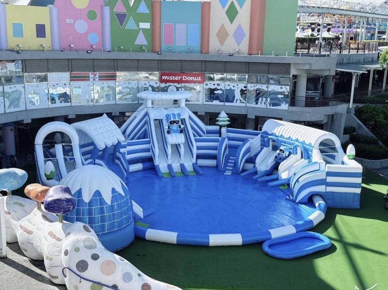 暑假到來，台北市立兒童新樂園5日起將推出「樂Fun水樂園」，大型氣墊水樂園沁涼登場，設置最高4公尺的滑水道、直徑超過16公尺的戲水池，每天計有5場次，讓親子限時暢玩。（台北市政府提供）