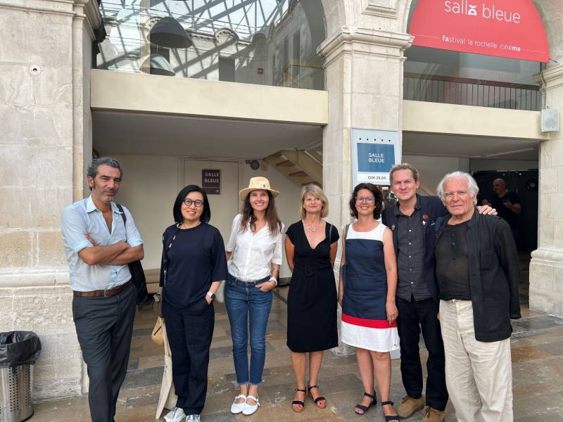 論壇後影人合影(左起)影評Nicolas Thévenin、巴文中心主任胡晴舫、演員Virginie Ledoyen、拉羅歇爾影展藝術總監Sylvie Pras與Sophie Mirouze、經典片發行商Carlotta Films負責人Vicent Paul-Boncour、南特影展創辦人暨前總監Alain Jalladeau（巴文中心提供）