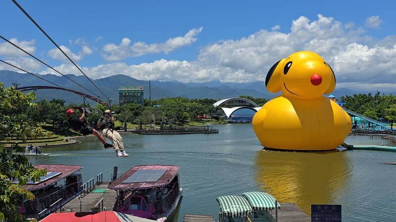 2025宜蘭國際童玩藝術節將於5日開幕，園區與荷蘭藝術家霍夫曼配合，推出「史努比鴨」充氣裝置藝術，2日正式亮相