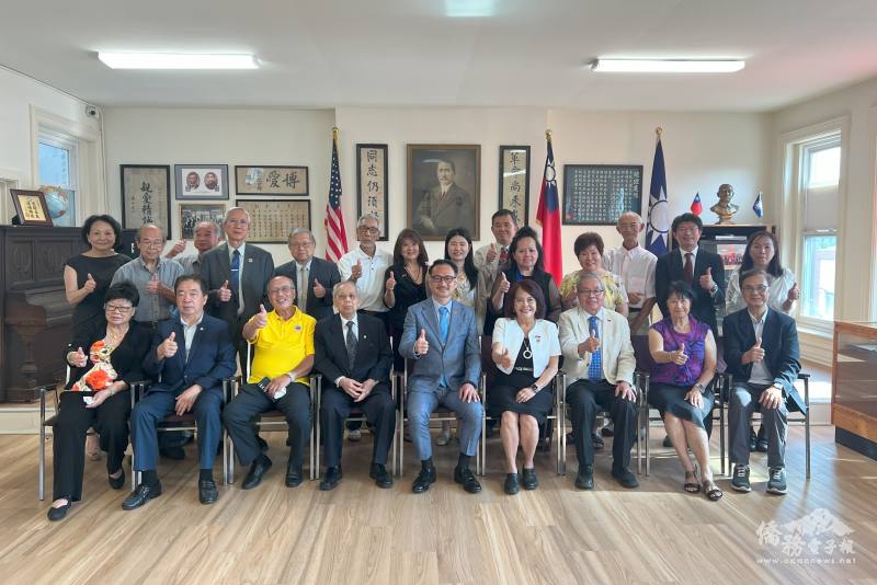 阮昭雄於芝加哥國父紀念館(前排左五) 留影
