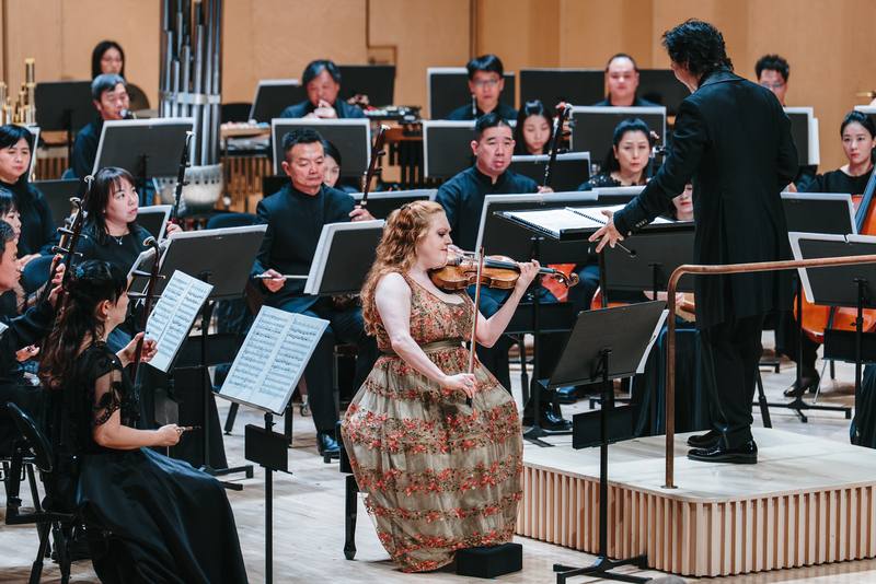 高雄市國樂團受邀芬蘭米凱利市藝術節演出，美國知名小提琴家瑞秋．巴頓．潘恩（Rachel Barton Pine）（中）與樂團合作「梁祝小提琴協奏曲」，扣人心弦。（高市國提供，張簡承恩攝）