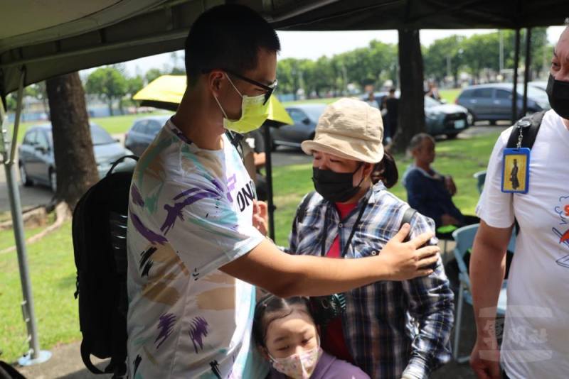 新生在與家人惜別後踏上軍旅。（陸軍官校提供）
