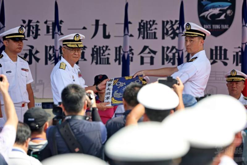 大岡軍艦艦長向艦指部指揮官吳中將呈繳單位旗。（青年日報提供）