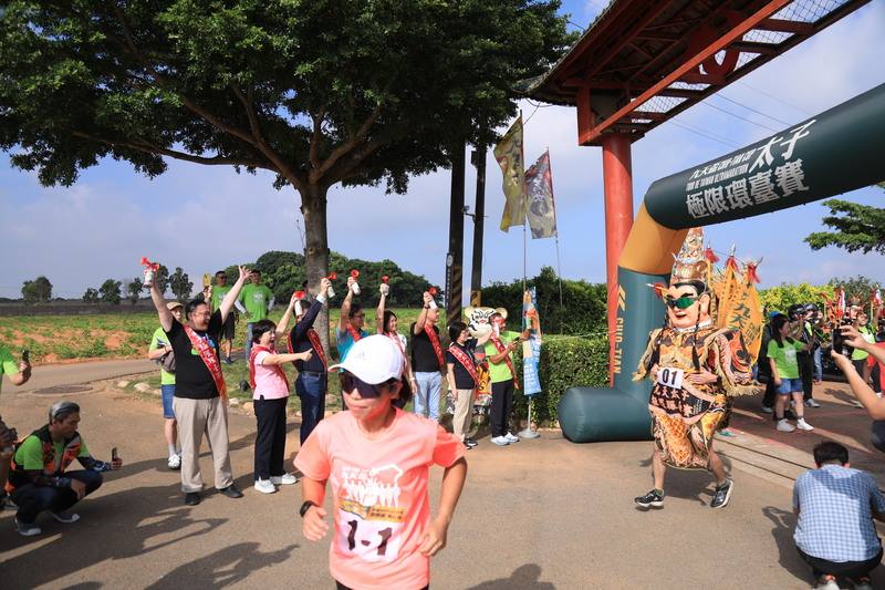 2025第13屆九天盃太子極限環台賽1日起跑，今年共有3支參賽隊伍，包含社會人士、學生共21名選手，一同扛三太子神偶環繞寶島