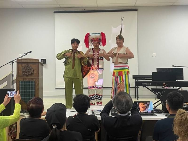 台僑青年在加拿大傳教士馬偕故鄉安大略省牛津郡舉辦恩布羅高地運動會場上，展演台灣傳統服裝及原住民服飾。（駐多倫多台北辦事處提供）