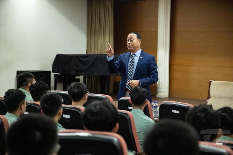 柏副部長以「愛國、責任、榮譽及國際化」四大主軸勉勵畢業生