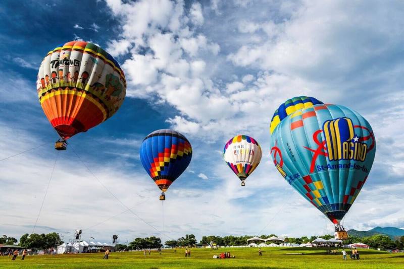 2025台灣國際熱氣球嘉年華將在5日登場，遊客可以在鹿野高台欣賞來自世界各國的繽紛造型球，並體驗繫留升空。（istock 提供）