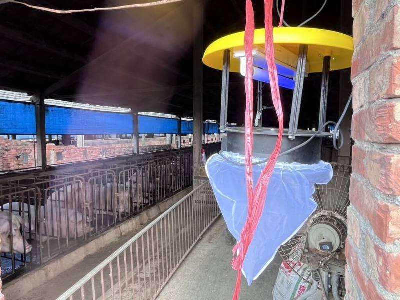 雲林北港鎮1名60多歲男子6月23日身體不適，經醫院通報及採檢後確診為日本腦炎，衛生局在其住家周邊4豬舍置放誘蚊燈（圖），並加強衛教宣導。（雲林縣衛生局提供）