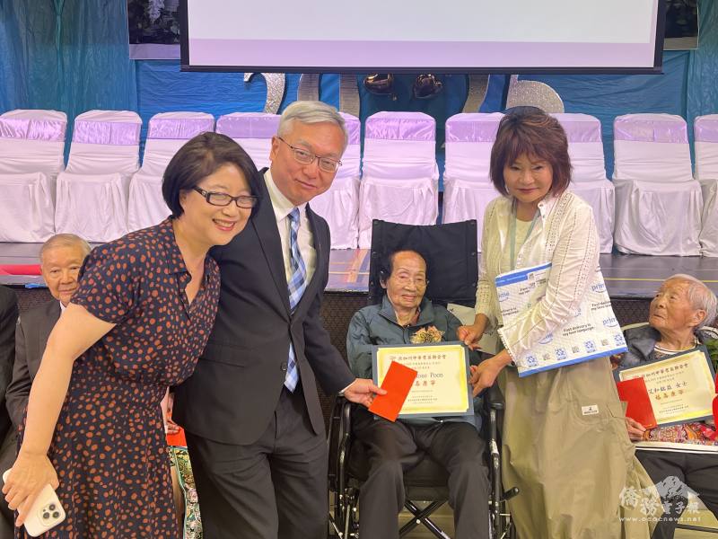 北加州中華耆英聯合會表揚105歲高齡長者──Rose Poon女士(中)