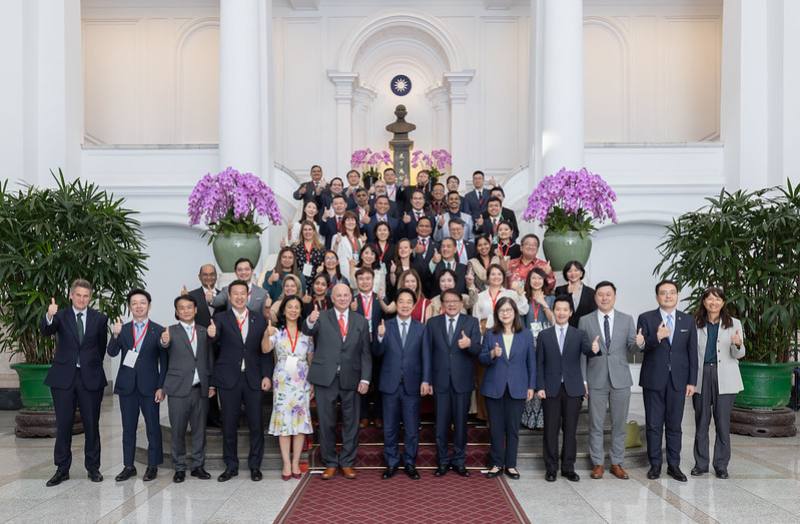 President Lai poses for a photo with a delegation from the 2025 Taiwan International Ocean Forum.